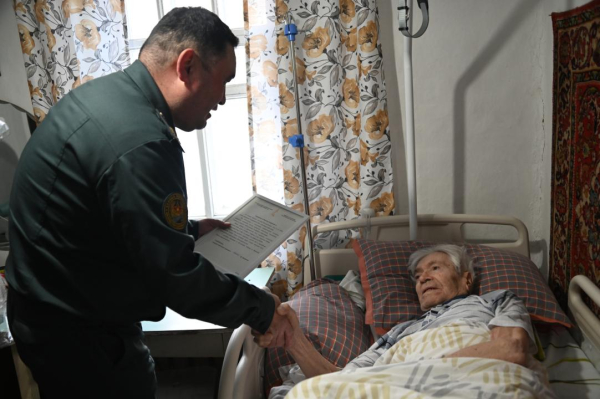 В Караганде военные поздравили ветерана войны с вековым юбилеем В Караганде военные поздравили ветерана войны с вековым юбилеем