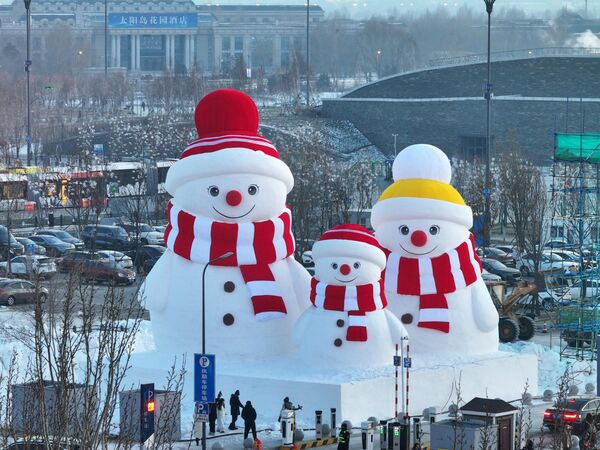 Самый большой снеговик в Азии и другие эффектные фото ледового парка в Харбине 