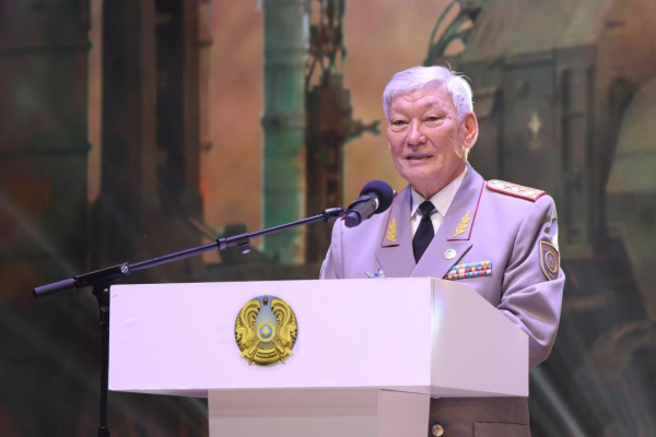 В Астане ветерана Сил воздушной обороны Копена Ахмадиева поздравили с юбилеем