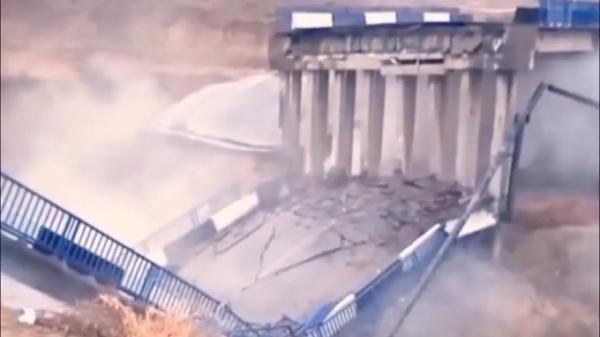 Мост обрушился на дороге в Туркестанской области
Мост обрушился на дороге в Туркестанской области