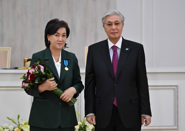 Токаев вручил государственные награды труженикам Жамбылской области