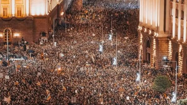 Правительство Болгарии объявило об отставке на фоне массовых протестов
Правительство Болгарии объявило об отставке на фоне массовых протестов