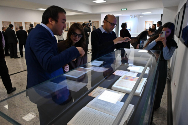 Впервые в Казахстане представили персидские старинные рукописи о Казахском ханстве 