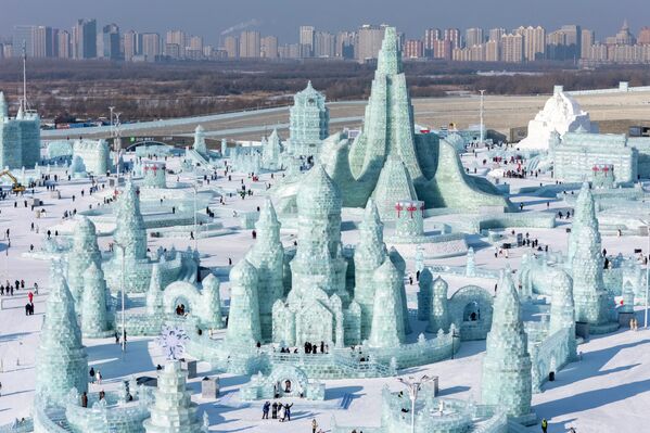 Самый большой снеговик в Азии и другие эффектные фото ледового парка в Харбине 