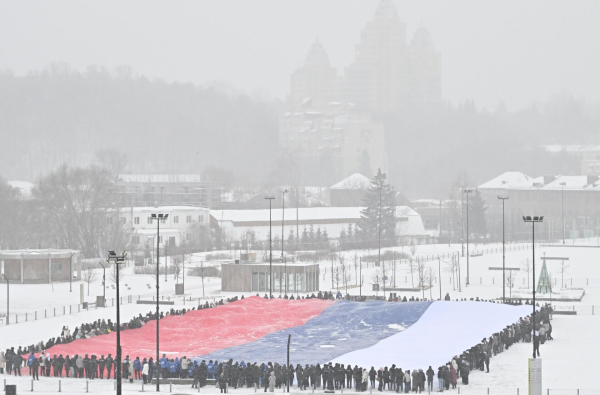 Огромный флаг России развернули в Казани в честь Дня Конституции