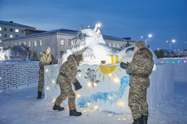 Лёд, фантазия и тепло сердец: столичные гвардейцы создали новогодний городок