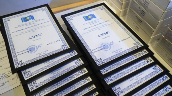 В Восточном Казахстане наградили профессионалов года В Восточном Казахстане наградили профессионалов года