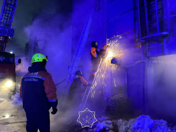 
Обледеневшая техника, замерзающая боевая одежда: в Петропавловске спасатели тушили пожар на предприятии в 30-градусный мороз
