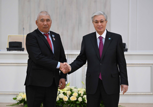 Токаев вручил государственные награды труженикам Жамбылской области