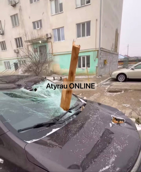 В Атырау сильный ветер сносит крыши и облицовку домов
В Атырау сильный ветер сносит крыши и облицовку домов