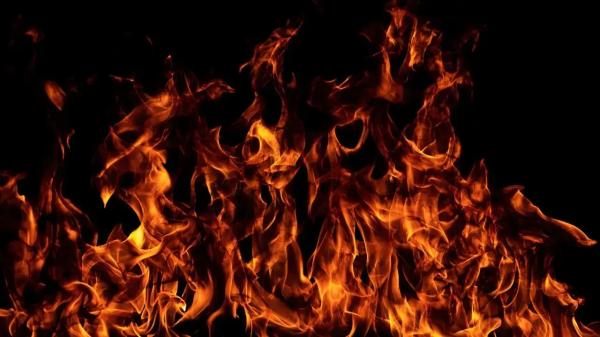 Пожарные спасли 11 человек из горящей многоэтажки в Атырау
Пожарные спасли 11 человек из горящей многоэтажки в Атырау