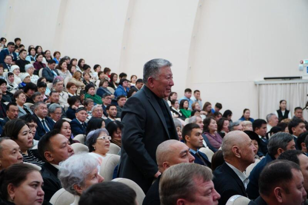 Аким Акмолинской области встретился с населением города Кокшетау