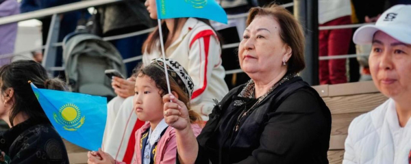 Огромный флаг России развернули в Казани в честь Дня Конституции