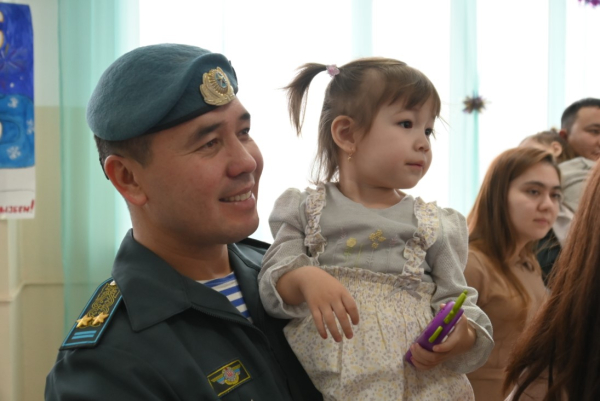 Новогодний праздник для детей военных объединил семьи Конаевского гарнизона