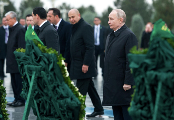 Международные проблемы должны решаться с учетом позиций всех стран - Путин