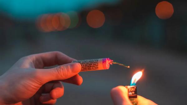 Суд отменил запрет на новогодние петарды после иска продавца в Германии
Суд отменил запрет на новогодние петарды после иска продавца в Германии