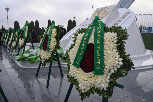 Токаев возложил венок к Монументу Нейтралитета в Ашхабаде
Токаев возложил венок к Монументу Нейтралитета в Ашхабаде