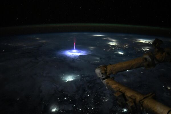 Межзвёздный объект 3I/ATLAS и туманность-бабочка: самые необычные космические фото - 2025