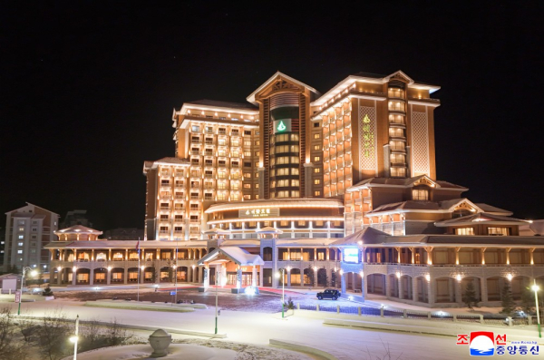 
Ким Чен Ын с дочерью открыл новые роскошные туристические отели у границы с Китаем
