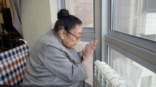 Военные в Алматы поздравили Бибигуль Тулегенову с днем рождения