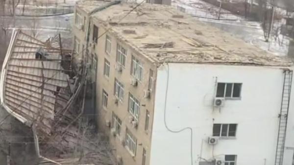 Поликлиника без крыши, повреждённые машины и упавшие ёлки: стихия продолжает бушевать в Атырауской области
Поликлиника без крыши, повреждённые машины и упавшие ёлки: стихия продолжает бушевать в Атырауской области