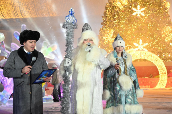 
Семь километров гирлянд: в Алматы зажгли главную новогоднюю ёлку
