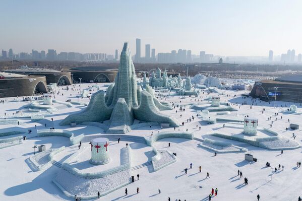 Самый большой снеговик в Азии и другие эффектные фото ледового парка в Харбине 