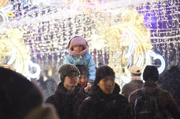 В Алматы зажгли главную новогоднюю елку