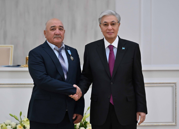 Токаев вручил государственные награды труженикам Жамбылской области