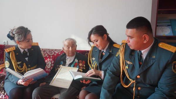 В Алматы военнослужащие поздравили фронтовика с днем рождения