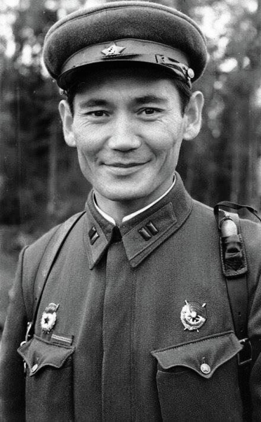 Мемориальную доску в честь 115-летия Бауыржана Момышулы открыли в Жамбылской области