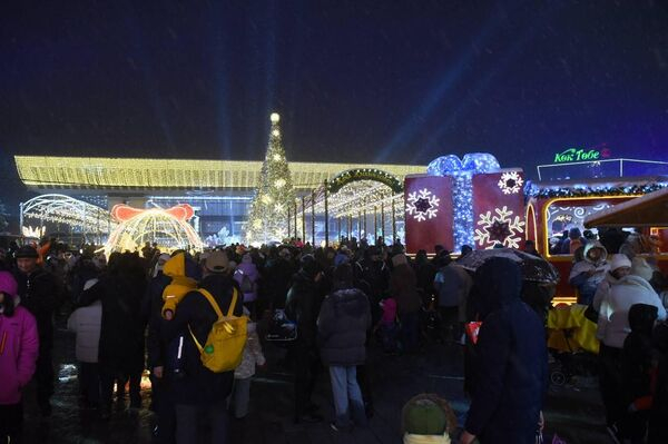 В Алматы зажгли главную новогоднюю елку