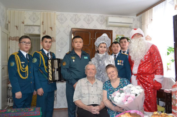Военнослужащие РгК &laquo;Батыс&raquo; НГ РК поздравили ветерана ВОВ с Новым годом