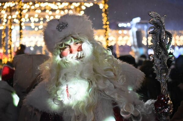 В Алматы зажгли главную новогоднюю елку