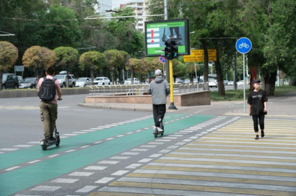 Правила пользования электросамокатами ужесточили в Казахстане
Правила пользования электросамокатами ужесточили в Казахстане