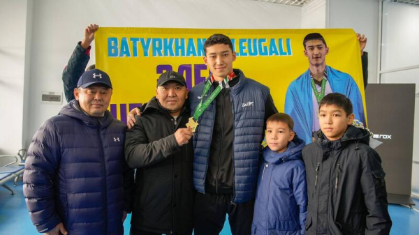 Восточноказахстанцы встретили победителя чемпионата мира в аэропорту Восточноказахстанцы встретили победителя чемпионата мира в аэропорту