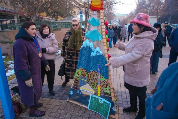 Театр под открытым небом и экоёлки: в Алматы прошёл новогодний фестиваль Театр под открытым небом и экоёлки: в Алматы прошёл новогодний фестиваль