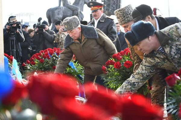 К Монументу Независимости торжественно возложили цветы в Алматы 