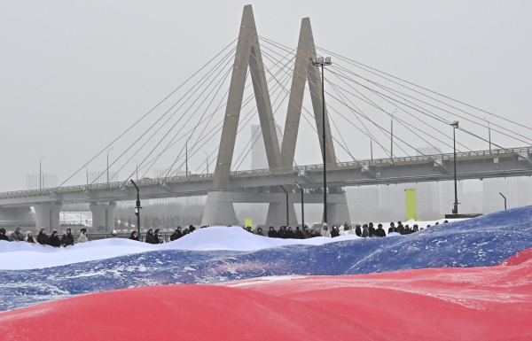 Огромный флаг России развернули в Казани в честь Дня Конституции