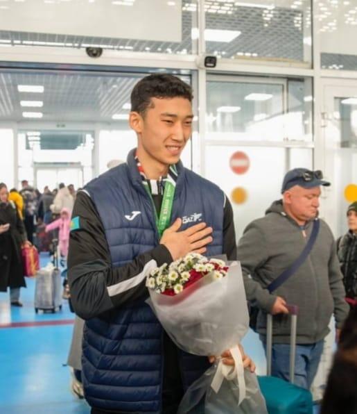 Восточноказахстанцы встретили победителя чемпионата мира в аэропорту Восточноказахстанцы встретили победителя чемпионата мира в аэропорту