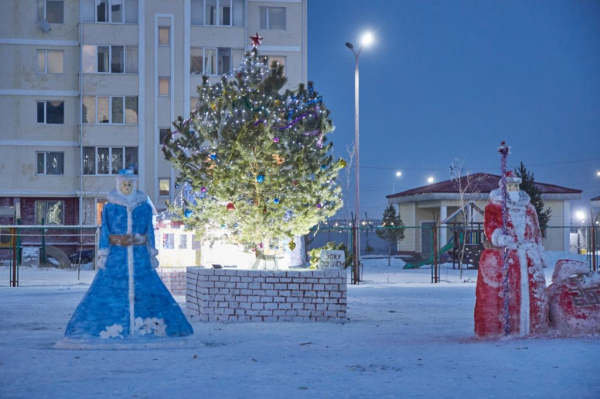 Лёд, фантазия и тепло сердец: столичные гвардейцы создали новогодний городок