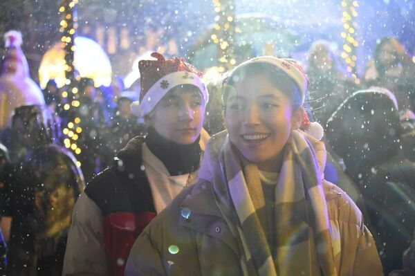 В Алматы зажгли главную новогоднюю елку