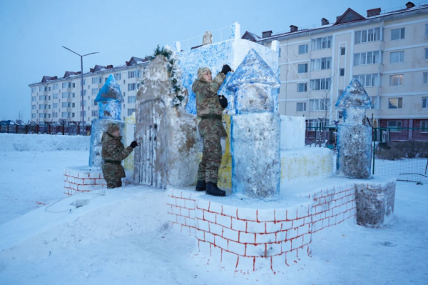 Лёд, фантазия и тепло сердец: столичные гвардейцы создали новогодний городок