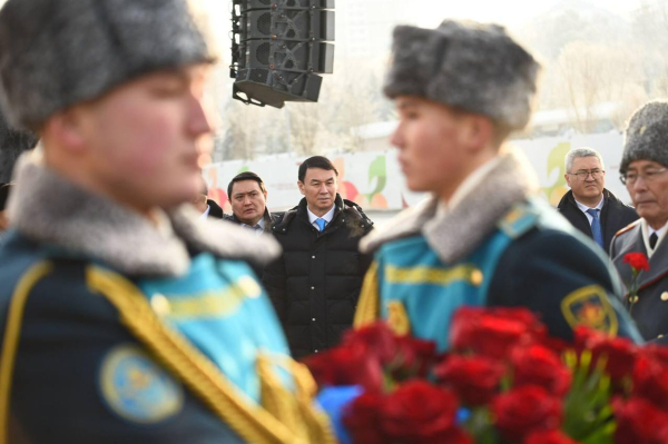 К Монументу Независимости торжественно возложили цветы в Алматы 