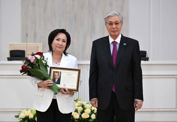 Токаев вручил государственные награды труженикам Жамбылской области