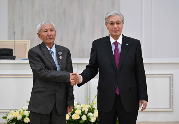 Токаев вручил государственные награды труженикам Жамбылской области