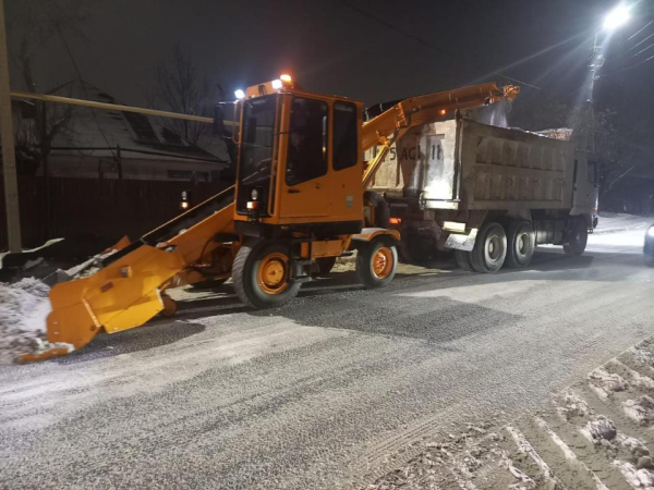 20 тысяч кубометров снега за сутки: столичные службы работают круглосуточно