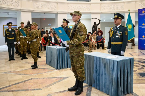 Молодые солдаты творческого взвода дали клятву на верность Родине Молодые солдаты творческого взвода дали клятву на верность Родине