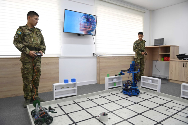 
Президент подарил автобус курсантам военной школы-интерната в Таразе
