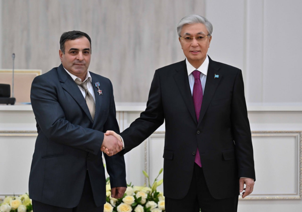 Токаев вручил государственные награды труженикам Жамбылской области